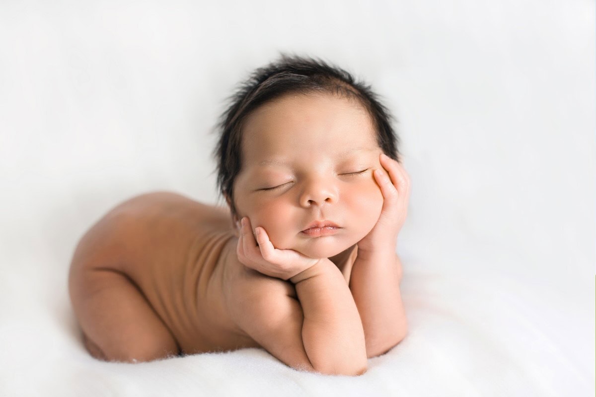 Bebé posando como ángel atento a los cuidados del recién nacido
